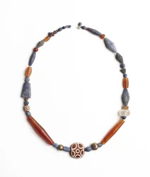 Collar de Kish, Irak, c.2500 a.C. (lapislázuli, cornalina y cornalina grabada)